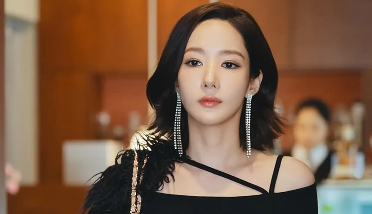 <p>Potongan gambar lainnya juga menggambarkan Kang Ji Won dengan pakaian yang tidak biasa untuk menghadiri pertemuan yang diatur dengan ibu Park Min Hwan. (Foto: tvN via Soompi)</p>