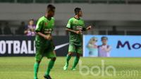 Pemain PS TNI, Ganjar Mukti saat melawan Borneo FC pada lanjutan Liga 1 2017 di Stadion Pakansari, Bogor, Senin (17/4/2017). PS TNI bermain imbang 2-2 dengan Borneo FC. (Bola.com/Nicklas Hanoatubun)