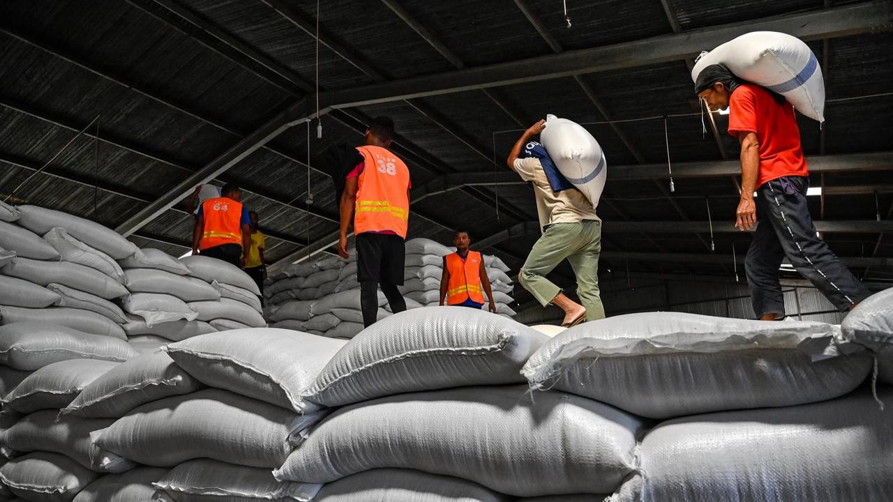 FOTO: Bulog Pastikan Stok Beras Sumatera Aman untuk Penanganan Bencana