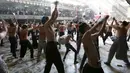 Sejumlah pria mencambuk dirinya sendiri dengan rantai selama peringatan Asyura di Kabul, Afghanistan, Rabu (21/10/2015).  Acara ini dirayakan oleh warga Islam Syiah di Afghanistan. (REUTERS/Mohammad Ismail)