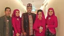 Dalam fotonya ini Bobby dan keluarganya pun juga menunjukan kekompakannya. Tiga wanita yang sangat berperan dalam hidup Bobby mengenakan kebaya dengan warna yang serupa. (Instagram/poppydewinta)