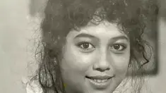 Meriam Bellina sering didapuk jadi aktris langganan peran antagonis di berbagai judul sinetron. Foto masa remaja Meriam Bellina pun jauh dari kata judes karena penampilannya menawan dengan senyum manisnya. Foto lawas ini pun banjir pujian. (Liputan6.com/IG/bellinamer)