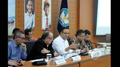 Mendikbud Anies Baswedan (tengah) memberikan penjelasan tentang Pelaksanaan Ujian Negara Tahun Ajaran 2015 di Gedung Ki Hajar Dewantara Kementerian, Jakarta, Jumat (23/1). (Liputan6.com/Panji Diksana)