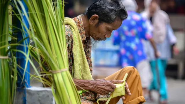 Jelang Lebaran, Penjualan Janur dan Kulit Ketupat Lebaran Meningkat