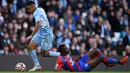 Pemain Manchester City Gabriel Jesus (kiri) mengitari pemain Crystal Palace Tyrick Mitchell (kanan) pada pertandingan Liga Inggris di Etihad Stadium, Manchester, Inggris, 30 Oktober 2021. Crystal Palace menang 2-0. (Oli SCARFF/AFP)