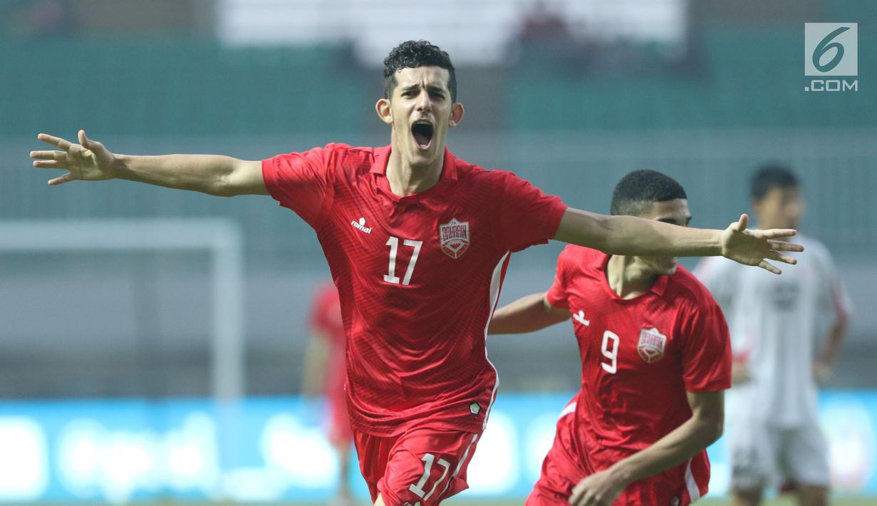 Gelandang Bahrain, Jasim Alsalama merayakan gol ke gawang Korea Utara pada laga PSSI Anniversary Cup 2018 di Stadion Pakansari, Kab Bogor, Kamis (3/5). Laga dimenangkan Bahrain 4-1. (Liputan6.com/Helmi Fithriansyah)