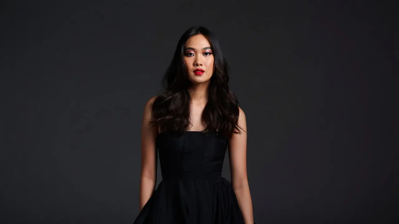 Model Rambut Wanita Panjang Bergelombang (Foto: Reve Art AI)