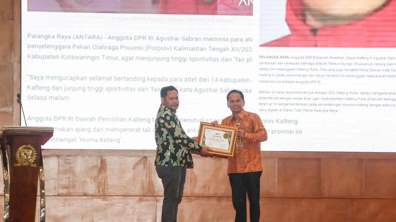 Anggota DPR RI Fraksi PDI Perjuangan (PDIP) Agustiar Sabran meraih penghargaan sebagai 'Legislator Pro Kemajuan Olahraga Nasional' dalam ajang Koordinatoriat Wartawan Parlemen atau KWP Award 2023.
