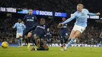 Striker Manchester City, Erling Haaland melepaskan tendangan ke gawang Chelsea pada laga pekan ke-25 Premier League 2023/2024 di Etihad Stadium, Manchester, Sabtu (17/2/2024). (AP Photo/Dave Thompson)