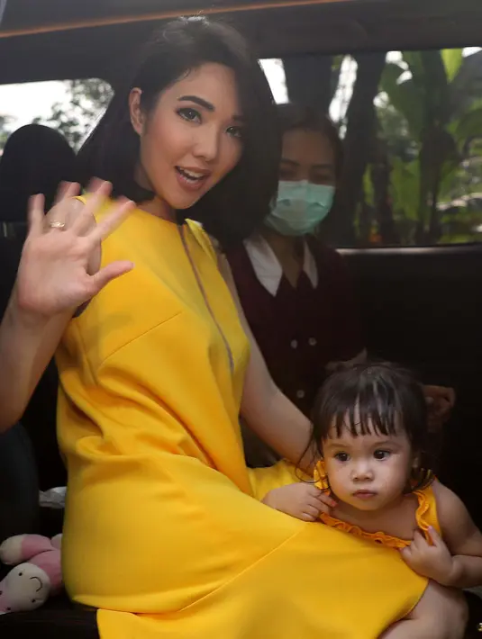 Penyanyi yang kini merambah peran, Gisella Anastasia resmi dinikahi oleh pemeran dan presenter Gading Marten pada 2013 silam. Dari pernikahannya, pasangan ini dikaruniai seorang putri yang diberinama Gempita Noura Marten. (Galih W. Satria/Bintang.com)