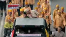 Veteran pejuang kemerdekaan menaiki kendaraan komando saat mengikuti pawai di Jakarta, Selasa (11/8/2015). Pawai tersebut merupakan puncak peringatan Hari Veteran Nasional. (Liputan6.com/Yoppy Renato)