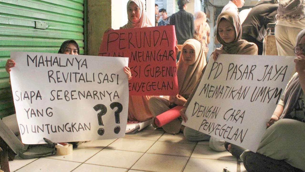 FOTO: Pasar Pramuka Lumpuh, Pedagang Gelar Aksi Tolak Revitalisasi yang Dinilai Memberatkan