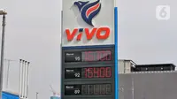 Papan penunjuk harga bahan bakar di SPBU Vivo di kawasan Jakarta, Minggu (4/9/2022). Dirjen Migas Kementerian Energi dan Sumber Daya Mineral (ESDM) mengatakan pihak Vivo akan segera menyesuaikan harga BBM murah di Indonesia. Sebelumya Vivo menjual  bahan bakar jenis Ron-89 dengan harga dibawah pertalite namun itu hanya untuk menghabiskan stok bahan bakar tersebut. (Liputan6.com/Angga Yuniar)