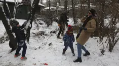 Orang-orang bermain dengan salju saat menghabiskan akhir pekan mereka di sebuah taman di Teheran utara, Iran, Jumat (25/12/2020). Iran berjuang melawan virus corona sangat terhambat oleh sanksi AS yang dijatuhkan pemerintahan Donald Trump. (AP Photo/Vahid Salemi)