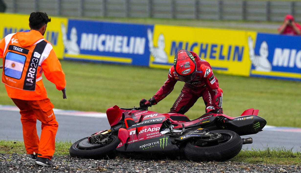 Pembalap Ducati Lenovo, Francesco Bagnaia terjatuh di tikungan karena lintasan yang licin usai diguyur hujan. (AP Photo/Natacha Pisarenko)