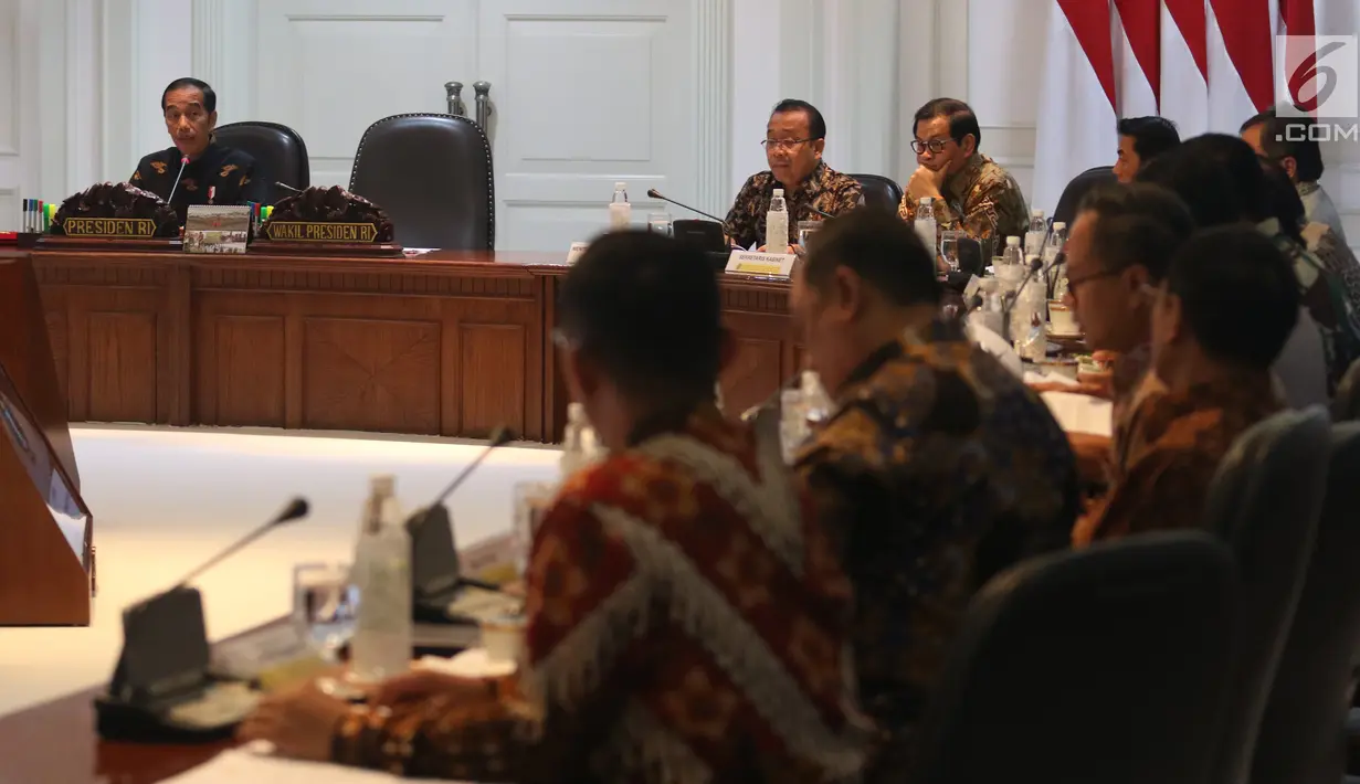 Presiden Joko Widodo memimpin rapat terbatas di Kantor Presiden, Jakarta, Rabu (7/11). Rapat diikuti Menko Perekonomian, Menko Pembangunan Manusia dan Kebudayaan, Mendagri, Mensesneg, Seskab, Panglima TNI, dan Wakil Kapolri. (Liputan6.com/Angga Yuniar)
