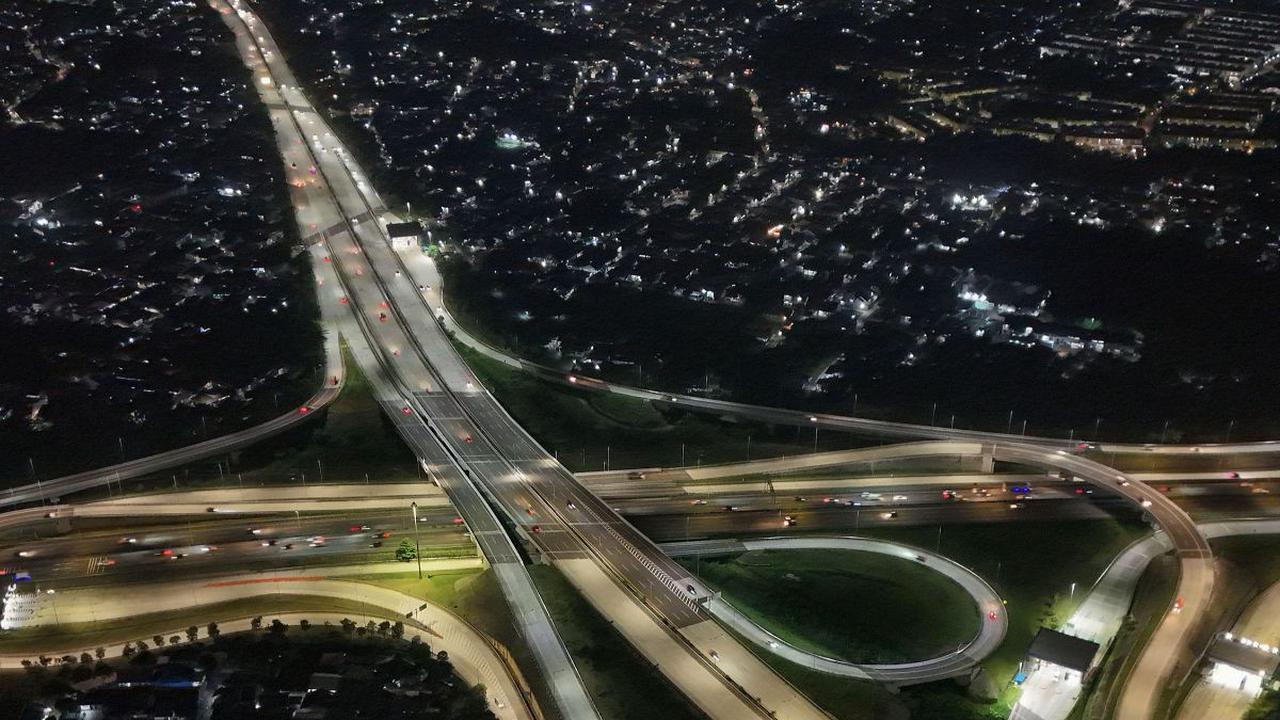 Sejumlah kendaraan bermotor melintasi simpang susun Tol Serpong-Cinere di kawasan Jombang, Ciputat, Tangerang Selatan, Banten, Kamis (20/6/2024).  Bank Indonesia (BI) memproyeksikan pertumbuhan ekonomi Indonesia akan mencapai kisaran 4,7 persen sampai den