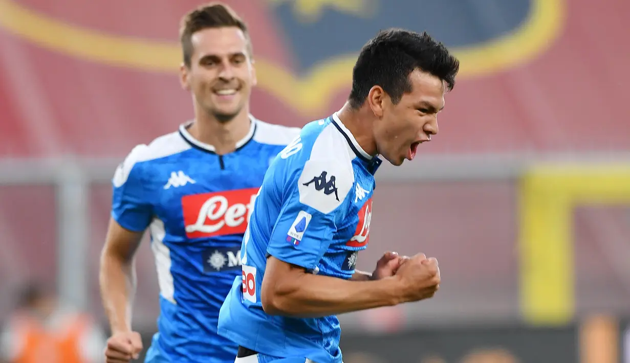 Pemain Napoli, Hirving Lozano, merayaan gol yang dicetaknya ke gawang Genoa pada laga lanjutan Seria A di Stadion Comunale Luigi Ferraris, Kamis (9/7/2020) dini hari WIB. Napoli menang 2-1 atas Genoa. (Tano Pecoraro/LaPresse via AP)