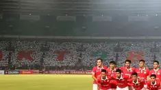 The Jak Mania memamerkan koreografi menyambut HUT Kota Jakarta ke-489 di  Stadion Utama Gelora Bung Karno pada laga Torabika SC 2016 antara Persija Jakarta vs Sriwijaya FC. (24/6/2016).  (Bola.com/Nicklas Hanoatubun)