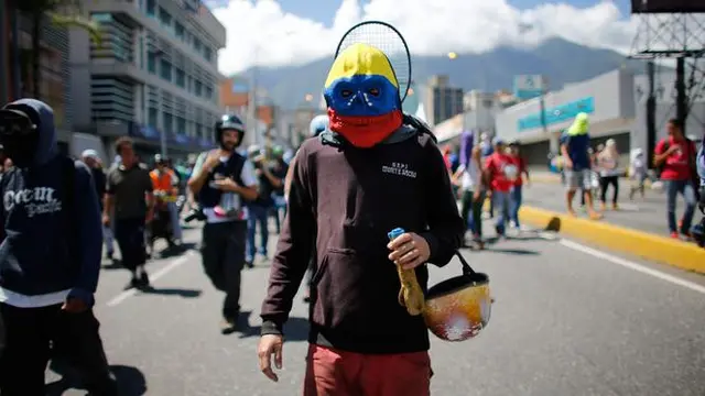 Penampilan Unik Para Pengunjuk Rasa di Venezuela