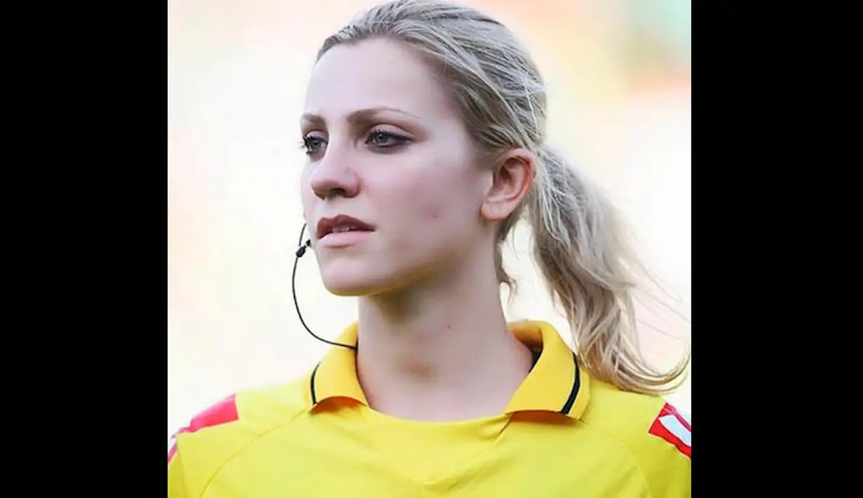 Fernanda Colombo Uliana baru saja diberikan status resmi FIFA oleh komite wasit Konfederasi Sepakbola Brasil sebagai seorang wasit. (Istimewa)