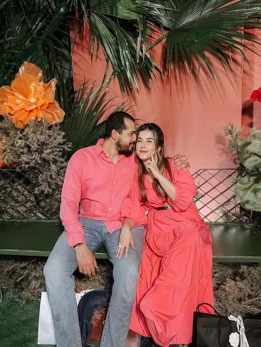 Kali ini giliran Tasya Farasya berpose bareng suaminya, warna outfitnya kompak ya. (Instagram/tasyafarasya).