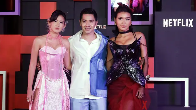Shenina Cinnamon, Emir Mahira, dan Caitlyn North Lewis di Gala Premiere film Dear David, Rabu (8/2/2023). (Foto: Bambang E. Ros/Fimela)