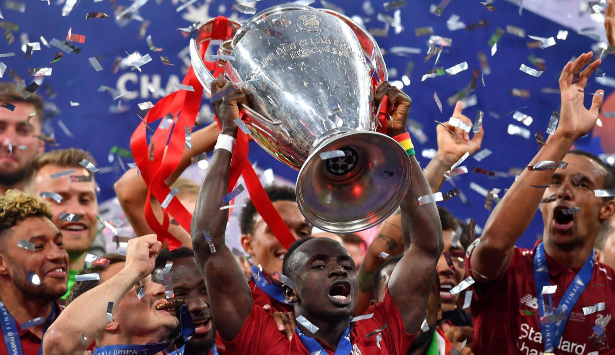 Sadio Mane. Sayap kiri Senegal berusia 30 tahun yang baru saja bergabung dengan Bayern Munchen di bursa transfer musim panas 2022/2023 ini tercatat meraih beberapa gelar bersama Liverpool yang dibelanya selama 6 musim mulai 2016/2017 hingga 2021/2022. Trofi-trofi tersebut di antaranya juara Liga Inggris 2019/2020, Piala FA 2021/2022, Piala Liga 2021/2022 dan Liga Champions 2018/2019. Bersama Liverpool ia total tampil dalam 269 laga di semua ajang dengan torehan 120 gol dan 48 assist. (AFP/Ben Stansall)