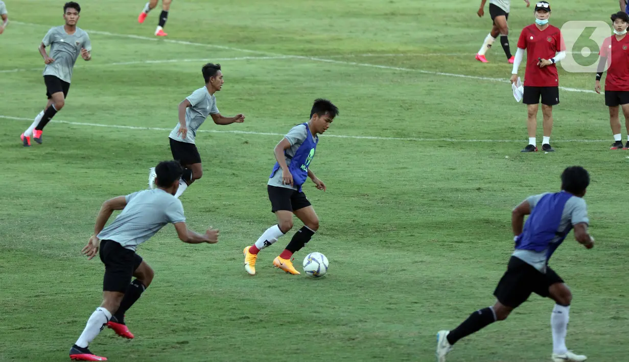 Pelatih Kepala Timnas Indonesia, Shin Tae-yong (kedua kanan) memimpin latihan di Stadion Madya Gelora Bung Karno, Jakarta, Jumat (28/8/2020). Selanjutnya, Timnas U-19 akan berlatih dan mengikuti turnamen mini di Kroasia jelang Piala Asia U-19 2020 Uzbekistan. (Liputan6.com/Helmi Fithriansyah)