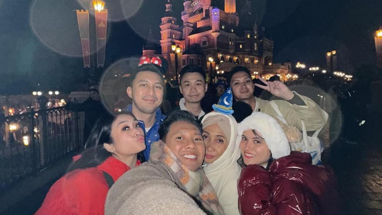 Marsha Aruan Seru-Seruan di Shanghai Disneyland, Eh Lagi-Lagi Bareng Vicky Syaputra!