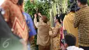 Ayahanda Selvi Ananda didampingi keluarganya meletakkan padi  dalam prosesi Bleketepe, di depan rumah kontrakan mempelai wanita di Banyuanyar, Sumber, Solo, Jateng, Rabu (10/6/2015). (Liputan6.com/Faizal Fanani)