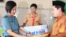 Citizen6, Surabaya: Pabingsis Sekesal Mayor Laut Adiah menyerahkan secara simbolis penyaluran zakat fitrah siswa SMF Sekesal Surabaya. Tahun ini zakat diberikan ke Panti Asuhan Mahbudiah, berupa uang dua juta rupiah. (Pengirim: Penkobangdikal).