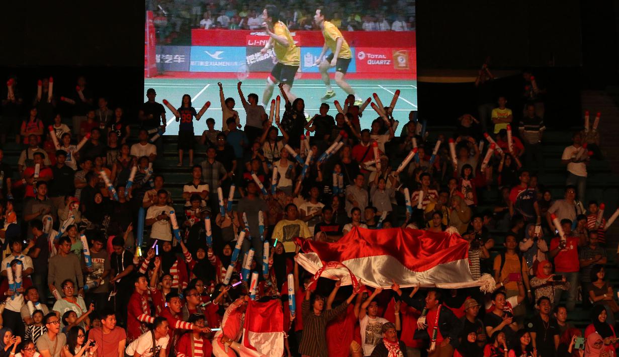 Penonton bergemuruh menyambut gelar juara dunia Ahsan/Hendra di Istora Gelora Bung Karno, Jakarta. Minggu (16/8/2015). (Bola.com/Arief Bagus)