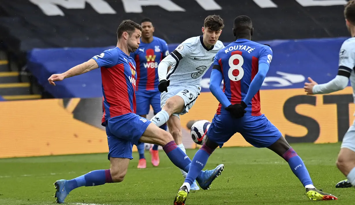 Gelandang Chelsea, Kai Havertz (tengah) melepaskan tendangan yang berbuah gol pertama timnya ke gawang Crystal Palace dalam laga lanjutan Liga Inggris 2020/2021 pekan ke-31 di Selhurst Park, London, Sabtu (10/4/2021). Chelsea menang 4-1 atas Crystal Palace. (AP/Justin Tallis/Pool)