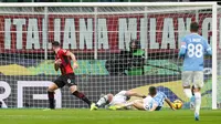 Pemain AC Milan Olivier Giroud (kiri) mencetak gol ke gawang Lazio pada pertandingan perempat final Coppa Italia di Stadion San Siro, Milan, Italia, 9 Februari 2022. AC Milan menang 4-0. (AP Photo/Antonio Calanni)