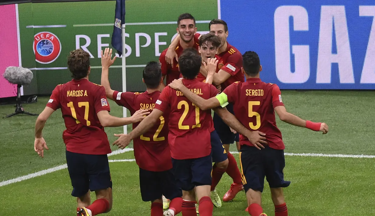 Penyerang Spanyol, Ferran Torres (belakang) berselebrasi dengan rekan satu timnya setelah mencetak gol ke gawang Italia selama pertandingan semifinal UEFA Nations League di stadion San Siro di Milan, (7/10/2021). Ferran Torres mencetak dua gol dan mengantar Spanyol menang atas Italia 2-1. (Marco Ber