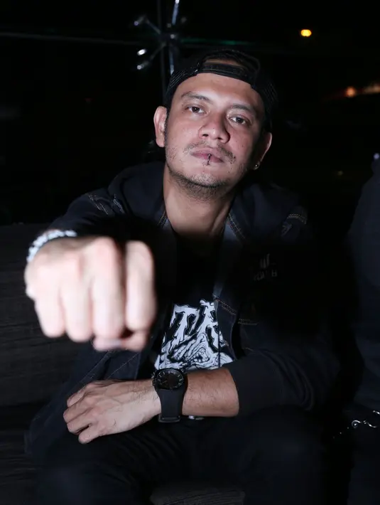 'Kalau album sebelumnya, seperti lagu Pertempuran Hati misalnya, kami masih memainkan beat midle (menengah). Single andalan di album ini kami pilih lagu berjudul Sakit Jiwa,' tandas Eno. (Nurwahyunan/Bintang.com)