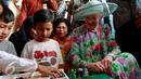Ratu Denmark Margrethe II bermain lego dengan sejumlah anak di RPTRA Kenanga di Cideng, Jakarta, Kamis (22/10/2015). Kunjungan sekaligus menyumbangkan permainan Lego bagi sejumlah anak-anak di RPTRA. (Liputan6.com/Yoppy Renato)