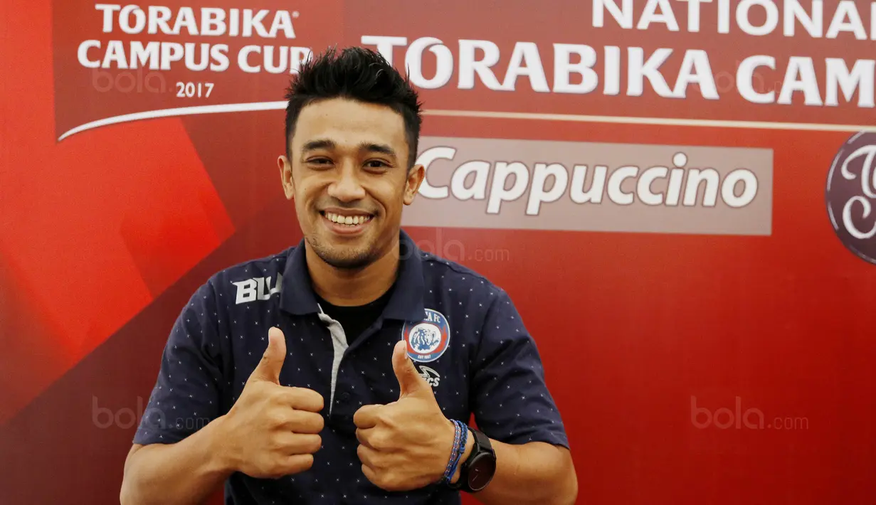 Bek Arema FC, Benny Wahyudi, saat menghadiri acara Meet and Greet bersama Torabika Campus Cup 2017 di Stadion Cakrawala, Malang, Kamis (23/11/2017). (Bola.com/M Iqbal Ichsan)