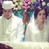 Pemeran Adjie Pangestu resmi melepas masa dudanya. Adjie menikahi mojang Bandung, Novita Petria pada Minggu (14/5). Pernikahan berlangsung sederhana di gelar di Rancaekek, Kabupaten Bandung. (Instagram/anissahapsari529ars)