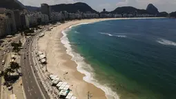 Pantai Copacabana sepi pengunjung saat ditutup karena diberlakukannya kembali pembatasan pandemi COVID-19 di Rio de Janeiro, Brasil, Sabtu (20/3/2021). Wali Kota Eduardo Paes mengatakan situasi di kota itu sangat kritis sehingga meminta warga untuk tetap tinggal di rumah. (AP Photo/Lucas Dumphreys)