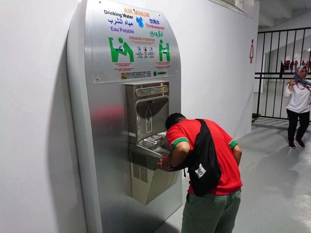 Ketika seorang suporter memanfaatkan fasilitas meminum air di SUGBK.