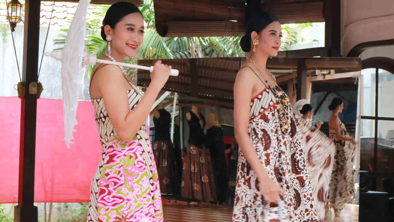 Padukan Unsur Eropa, Gaun Batik Khas Jawa Siap Tampil di Rumania