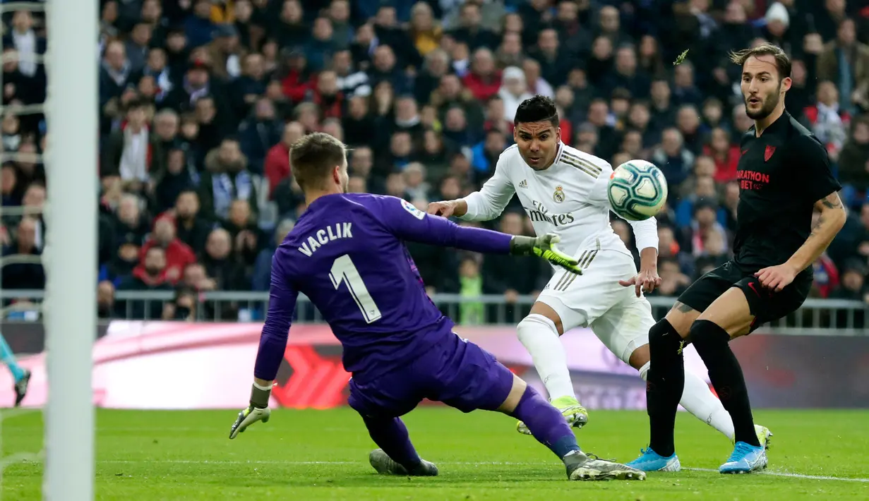 Pemain Real Madrid Casemiro mencetak gol ke gawang Sevilla pada pertandingan Liga Spanyol di Stadion Santiago Bernabeu, Madrid, Spanyol, Sabtu (18/1/2020). Menang 2-1, Real Madrid memuncaki klasemen sementara Liga Spanyol. (AP Photo/Manu Fernandez)