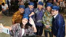 Artis Dian Sastrowardoyo yang juga sebagai juri tamu, swa foto bersama juri SATU Indonesia Awards 2018 di Jakarta Senin (11/3). Kegitana ini dalam rangka Satu Dasawarsa Astra Kobarkan Semangat Anak Muda Terbaik Jadi Inspirasi Bangsa. (Liputan6.com/HO/Eko)