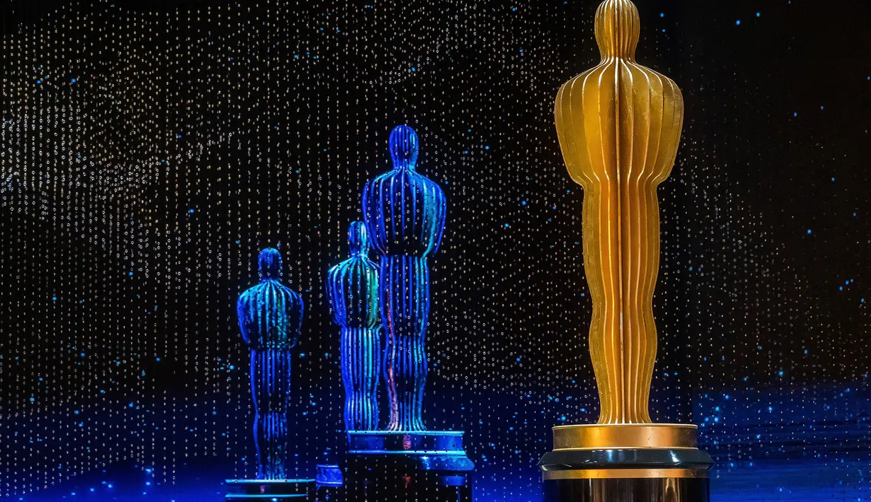 Sejumlah patung terlihat di di panggung Academy Awards atau Oscar 2019 di Hollywood, California, AS, Sabtu (23/2). Sebelum saat ini, pelaksanaan Oscar tahun 1989 juga digelar tanpa pembawa acara. (Photo by Charles Sykes/Invision/AP)