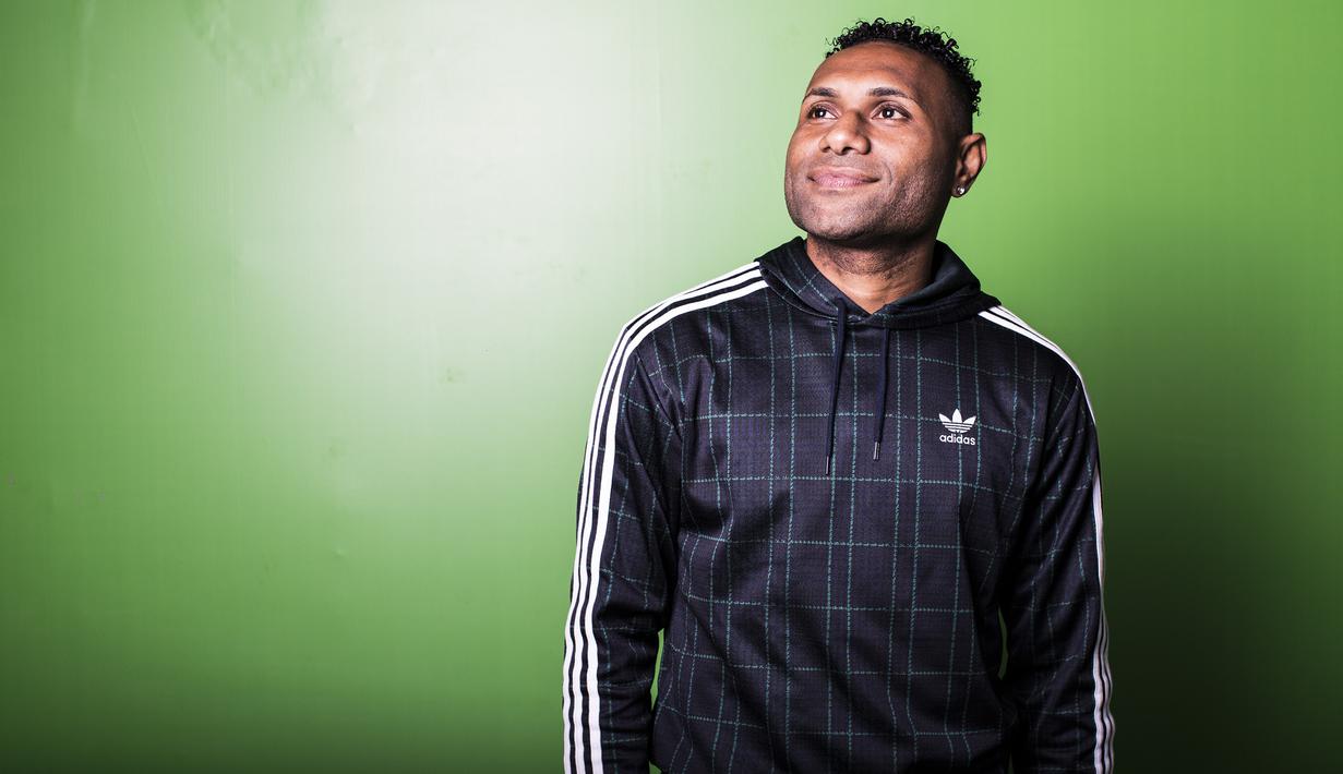 Pemain Persipura Jayapura, Titus Bonai, saat hadir pada Indonesian Soccer Awards 2019 di Studio Indosiar, Jakarta, Jumat (10/12). Acara ini diadakan oleh Indosiar bersama APPI. (Bola.com/Yoppy Renato)