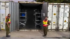 Jenazah warga Israel yang tewas dalam serangan militan Hamas dikumpulkan dalam kontainer berpendingin untuk diidentifikasi di pangkalan militer di Ramla, Israel, Selasa (24/10/2023). Pejabat mengatakan sejauh ini 784 jenazah telah diidentifikasi. (AP Photo/Petros Giannakouris)