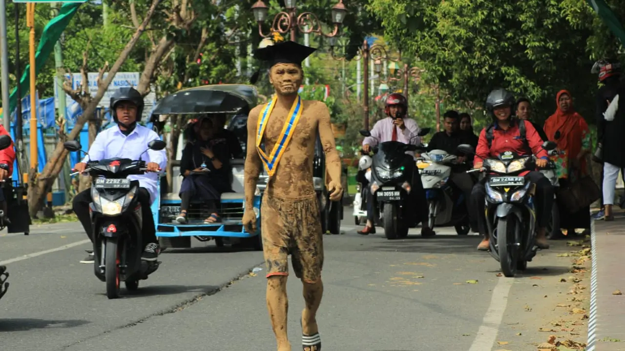 Mengharukan Aksi Mahasiswa Miskin Gorontalo, Berjalan 60 Kilometer Setelah Diwisuda