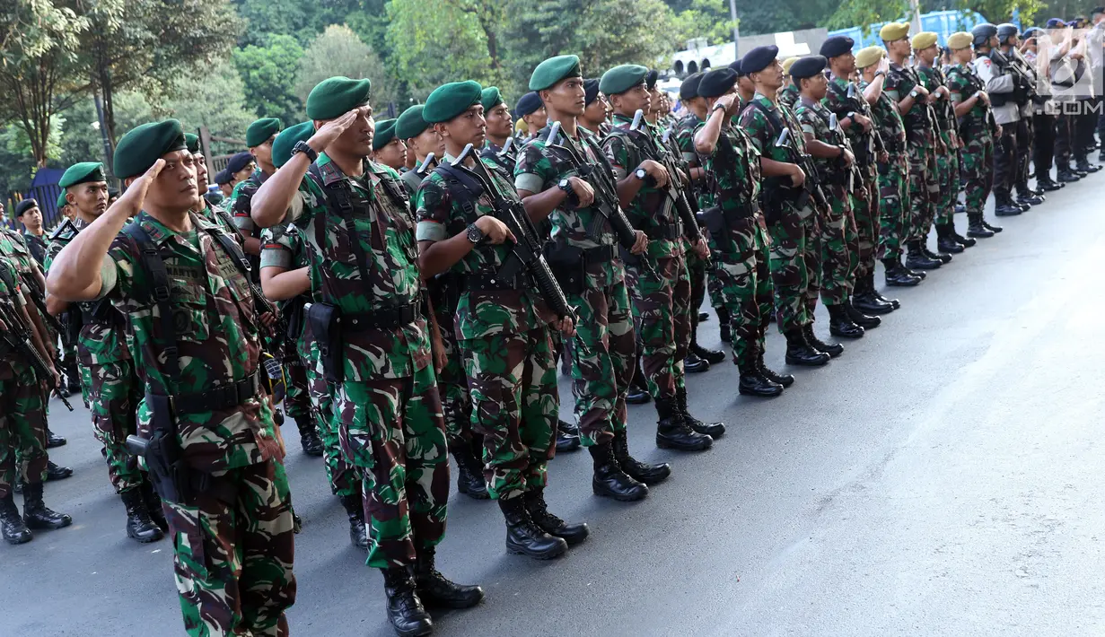 Pasukan TNI saat mengikuti apel kesiapan pelaksanaan Asian Games 2018 di lingkar luar Stadion Utama GBK, Jakarta, Senin (4/6). Apel dipimpin Sekjen INASGOC, Eris Herryanto dan diikuti semua unsur terkait. (Liputan6.com/Helmi Fithriansyah)